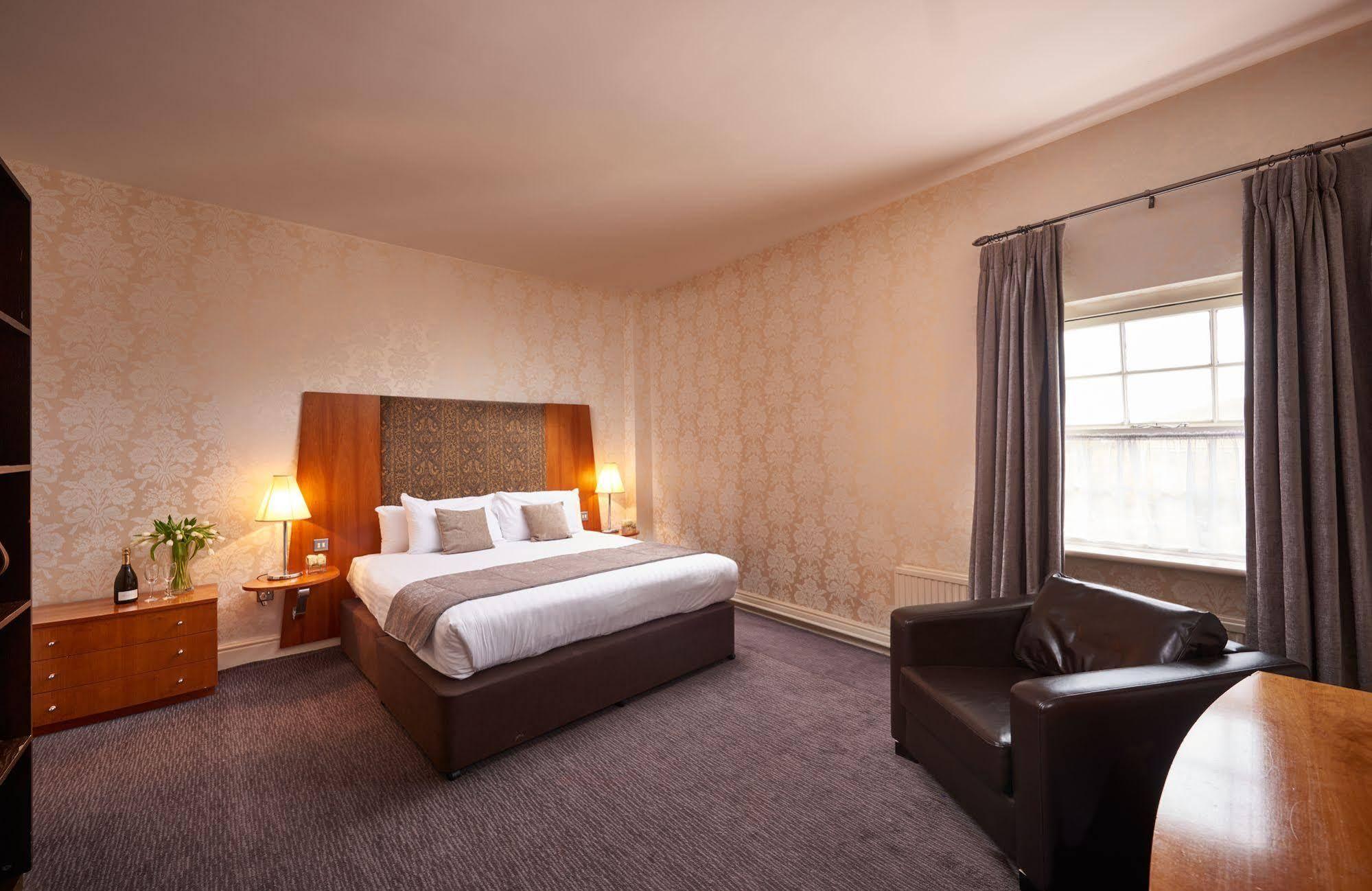 The Regency Hotel Солихъл Екстериор снимка