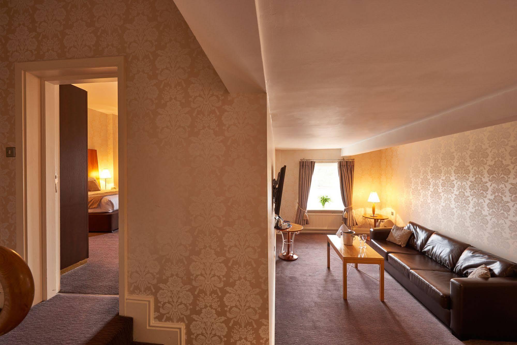 The Regency Hotel Солихъл Екстериор снимка