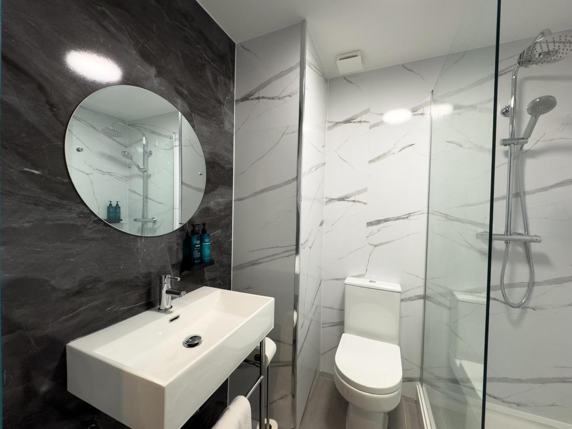 The Regency Hotel Солихъл Екстериор снимка