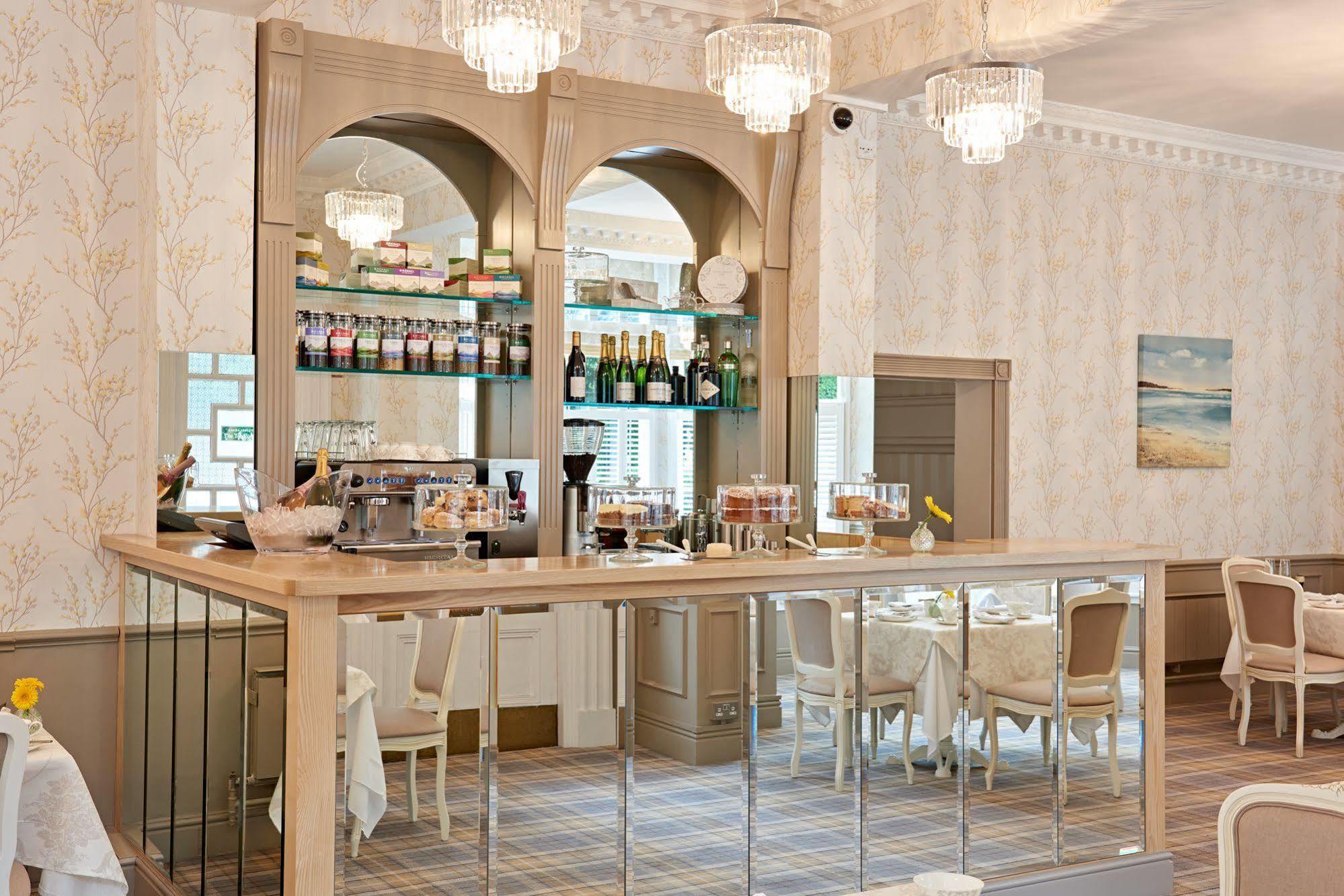 The Regency Hotel Солихъл Екстериор снимка